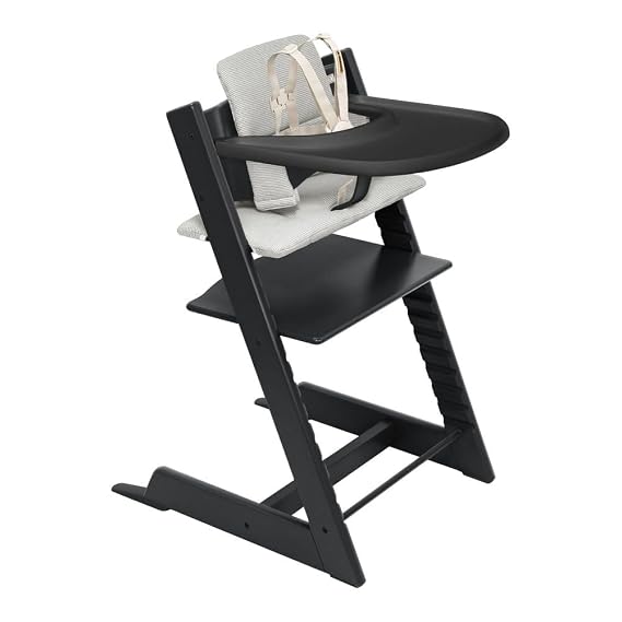 كرسي Stokke Tripp Trapp المرتفع 2 أسود، وسادة 2 رمادي شمالي Stokke Tray أسود - يتضمن طقم كرسي للأطفال مع حزام قابل للإزالة للأطفال من 6 إلى 36 شهرًا