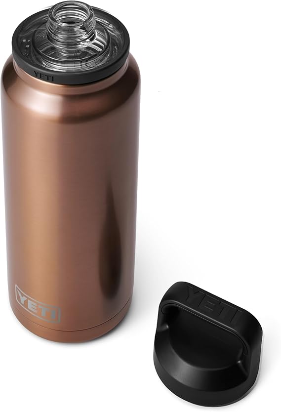 زجاجة YETI Rambler سعة 36 أونصة بلون متقاعد، معزولة بالفراغ، من الفولاذ المقاوم للصدأ مع غطاء Chug