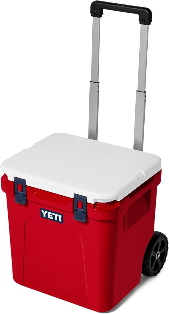 مبرد YETI Roadie 48 بعجلات مع مقبض قابل للسحب