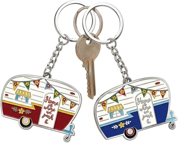 Camper Keychain Happy RV Keyring RV Keychain الأزواج Keychain مجموعة الهدايا للرجال النساء التخييم اكسسوارات 2 حزمة