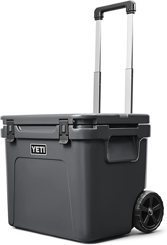مبرد YETI Roadie 60 بعجلات مع مقبض قابل للسحب