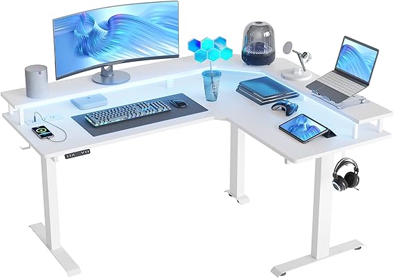 FEZIBO 63 "محرك ثلاثي L على شكل مكتب قائم مع شريط LED ومنافذ كهربائية ، ارتفاع قابل للتعديل ، ركن ألعاب مكتب مع حامل شاشة مريح ، أبيض علوي / إطار أبيض